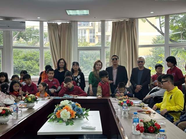 Kiều bào Australia trao quà cho các em nhỏ có hoàn cảnh đặc biệt